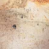 In basso intravediamo anche diverse iscrizioni graffite sul muro e altre tracce frammentarie di antiche decorazioni